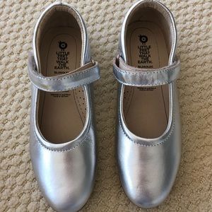 Girls silver metallic Mary Jane shoes. Never worn.